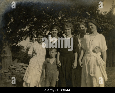 Vers 1910 Photo de groupe de femmes et d'un garçon en robe de la fin de l'époque victorienne. Banque D'Images