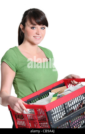 Fille avec des déchets de papier Banque D'Images