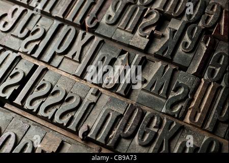 Un bac de lettres en bois sculpté, une partie d'un jeu typographique. Banque D'Images