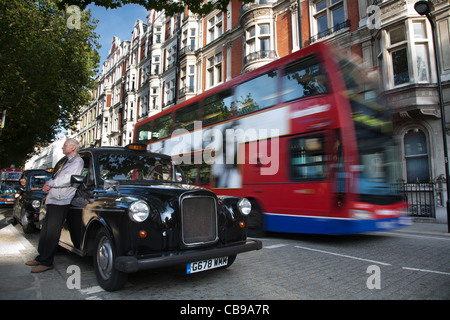 Chauffeur de taxi et en face du British Museum, London, UK Banque D'Images