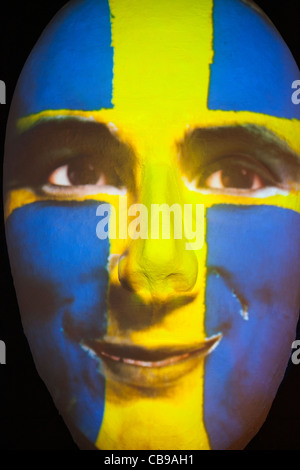 Immense sculpture d'un visage illuminé par une image d'un drapeau suédois visage peint pendant la fête des lumières 2011 à Berlin Banque D'Images