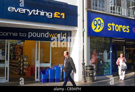 Fun pour la concurrence sur le High Street.. Boutiques sur St Peters Street, Town Centre, St Albans, Hertfordshire, England, UK Banque D'Images