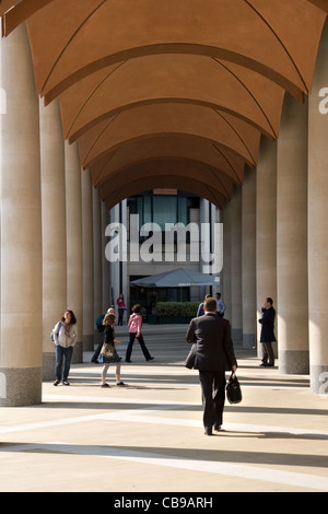 Homme marchant le long d'arcade en face du London Stock Exchange, Paternoster Square, City of London, England, UK Banque D'Images