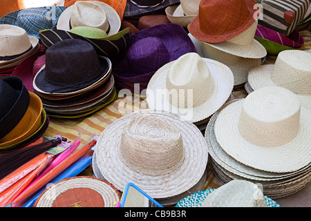 Les chapeaux de paille en vente au marché du dimanche France Banque D'Images