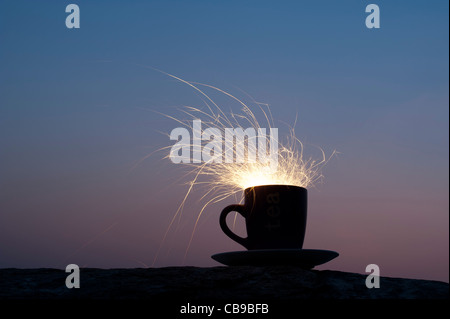 Fiery tempête dans un verre d'concept. Fire cracker dans une tasse de nuit Banque D'Images