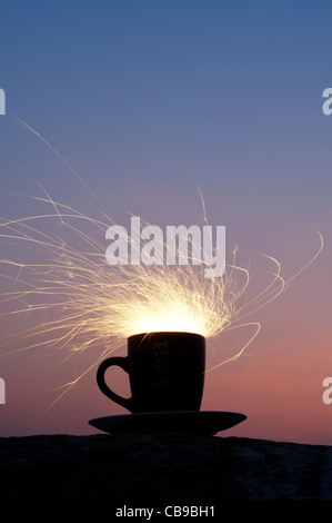 Fiery tempête dans un verre d'concept. Fire cracker dans une tasse de nuit Banque D'Images