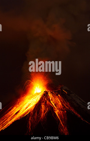 Volcan Tungurahua qui explose dans la nuit du 28 11 2011 L'Équateur tourné avec Canon EOS Mark IV converti à partir de matières premières peu de bruit visible à pleine S Banque D'Images