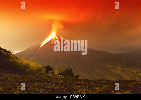 Une longue exposition de volcan Tungurahua qui explose dans la nuit du 29 11 2011 L'Équateur tourné avec Canon EOS Mark IV converti à partir de matières de grandes quantité de bruit Banque D'Images