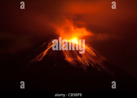 Volcan Tungurahua qui explose dans la nuit du 30 11 2011 L'Équateur tourné avec Canon EOS 5D Mark II à partir de matières premières peu de bruit visible à Ful Banque D'Images