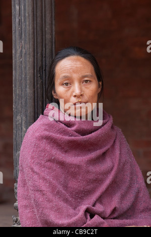 Femme en attente près de Taumadhi Tole - Bhaktapur, Vallée de Katmandou, Népal Banque D'Images