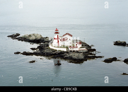 Cette photo aérienne montre l'historique phare construit de Head Harbour dans la baie de Fundy à l'extrémité nord de l'île Campobello, au Nouveau-Brunswick, Canada Banque D'Images