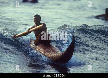 Caballitos de Totora reed pêcheurs surf une petite vague pour le plaisir. Huanchaco, La Libertad, au Pérou, en Amérique du Sud Banque D'Images