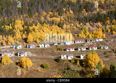 Maisons simples sur une colline servent de logement dans une ville minière dans les Montagnes Rocheuses du Colorado Banque D'Images