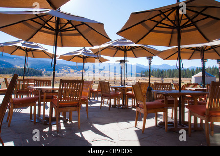 Plus de parapluies patio extérieur salle à manger à une station de montagne lodge avec vue panoramique des montagnes dans le Colorado Banque D'Images