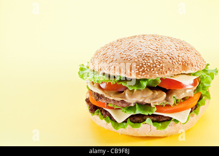 Hamburger sur fond jaune Banque D'Images