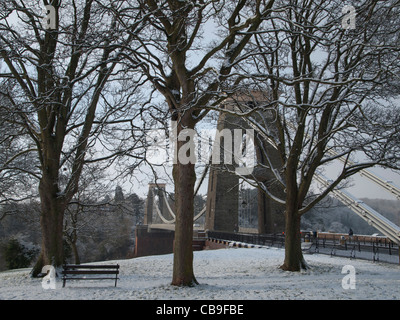 Vue sur le pont suspendu de Clifton dans la neige, hiver Banque D'Images