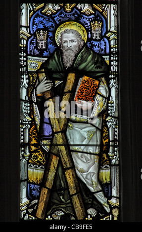 Par le vitrail représentant saint Andrew Studios Kempe, St Andrew's Church, Old Cleeve, Somerset, Angleterre Banque D'Images