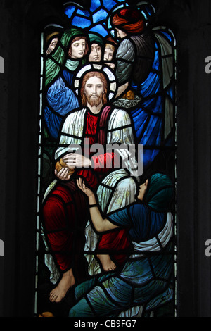 Vitrail de Morris et Co. représentant Jésus l'alimentation 5000, St Andrew's Church, Old Cleeve, Somerset, Angleterre Banque D'Images
