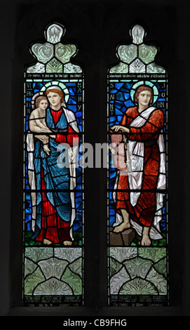 Vitrail de Morris et Co. représentant la Vierge et l'enfant et de Saint John, St Andrew's Church, Old Cleeve, Somerset Banque D'Images