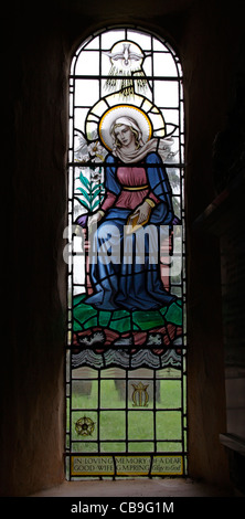 Une fenêtre en vitraux conçue par George Bryan Cooper Abbs représentant la Vierge Marie, l'église St Mary's, Molland, Devon, Angleterre Banque D'Images