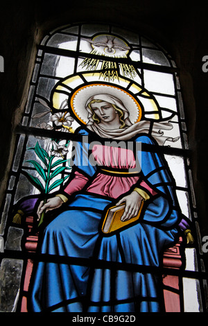 Une fenêtre en vitraux conçue par George Bryan Cooper Abbs représentant la Vierge Marie, l'église St Mary's, Molland, Devon, Angleterre Banque D'Images