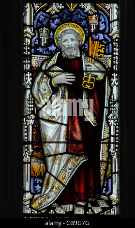 Par le vitrail représentant Saint Peter Kempe Studios St Andrew's Church, Old Cleeve, Somerset, Angleterre Banque D'Images