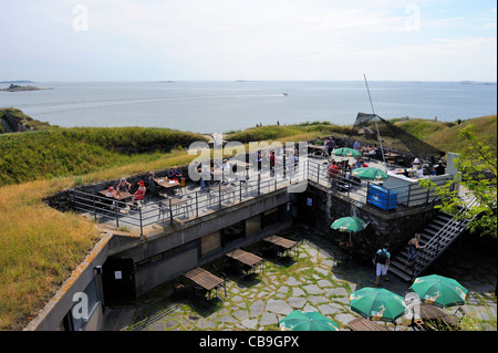 Walhalla Seaview terrasse d'été offre une vue imprenable sur la mer et il est situé dans la fortification de caponnière Boije... Banque D'Images