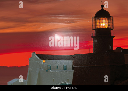 Le Portugal, l'Algarve : le coucher du soleil à lighthouse Cape Sao Vicente comme image HDR avec photofilter Banque D'Images