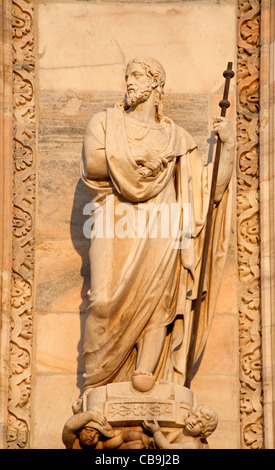 Milan - statue de l'apôtre à partir de la façade ouest de la Cathédrale de Duomo Banque D'Images