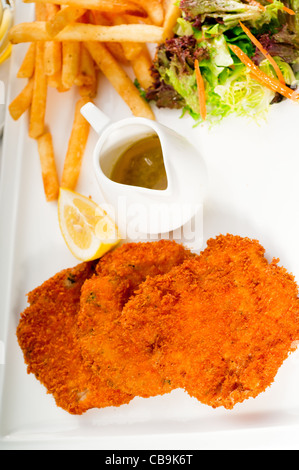 Escalopes de veau milanaise panée classique avec frites et légumes sur background, plus délicieuse cuisine PORTFOLIO Banque D'Images