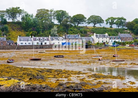 Vue de l'autre côté du port de Plockton sur le Loch Carron en Wester Ross, Ecosse Banque D'Images