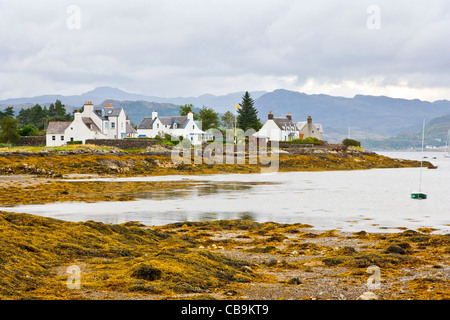 Vue de l'autre côté du port de Plockton sur le Loch Carron en Wester Ross, Ecosse Banque D'Images