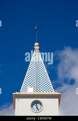 Bell et tour de l'horloge, Igreja Nossa Senhora de Fátima, Camara de Lobos, près de Funchal, Madère Banque D'Images