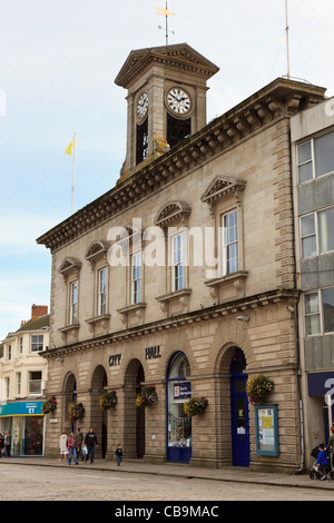 Boscawen Street, Truro, Cornwall, England, UK. City Hall contenant les bureaux du Conseil de Paroisse avec tour de l'horloge Banque D'Images