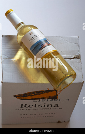 Bouteille de vin blanc sec grec Retsina couché sur le côté sur le dessus de boîte contenant 6 bouteilles sur fond blanc Banque D'Images