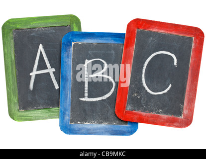 Premières lettres de l'alphabet (A, B, C) dans l'écriture de craie blanche sur trois petits tableaux d'ardoise Banque D'Images