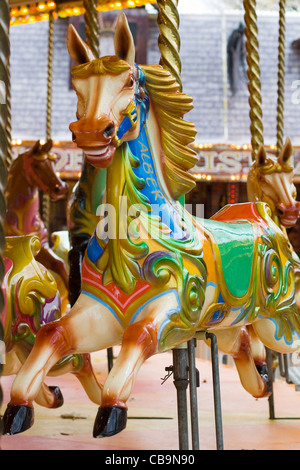 Les chevaux au galop traditionnel de foire Banque D'Images