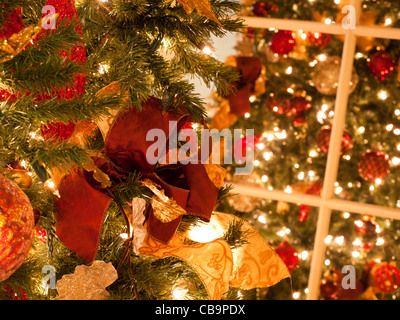 Arbre de Noël à l'hôtel Broadmoor historique au cours de la cérémonie des lumières blanches. Banque D'Images