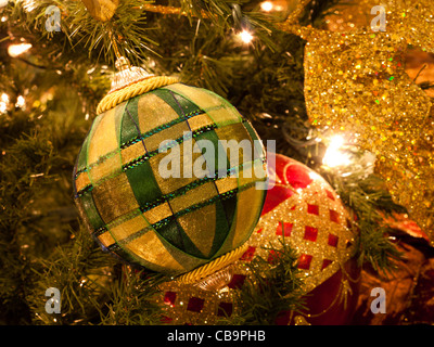 Arbre de Noël à l'hôtel Broadmoor historique au cours de la cérémonie des lumières blanches. Banque D'Images