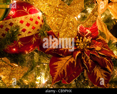 Arbre de Noël à l'hôtel Broadmoor historique au cours de la cérémonie des lumières blanches. Banque D'Images