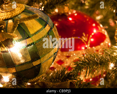 Arbre de Noël à l'hôtel Broadmoor historique au cours de la cérémonie des lumières blanches. Banque D'Images