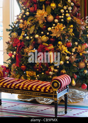 Arbre de Noël à l'hôtel Broadmoor historique au cours de la cérémonie des lumières blanches. Banque D'Images