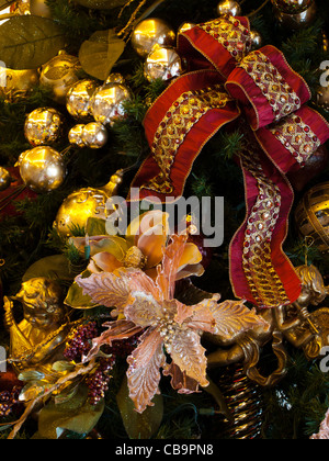 Arbre de Noël à l'hôtel Broadmoor historique au cours de la cérémonie des lumières blanches. Banque D'Images