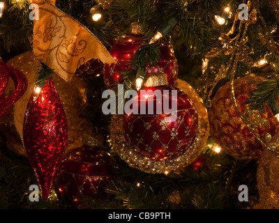 Arbre de Noël à l'hôtel Broadmoor historique au cours de la cérémonie des lumières blanches. Banque D'Images