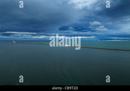 Le mur est et le phare sur la rivière Liffey, à au sud de la baie de Dublin à Dun Laoghaire, comté de Dublin, Irlande Banque D'Images