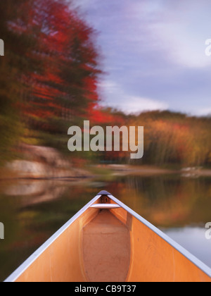 Canoë sur le lac George dans un beau paysage de la nature de l'automne. Le Parc provincial Killarney, l'Ontario, Canada. Banque D'Images