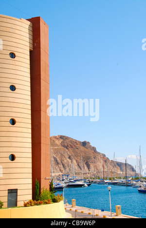 La tour de contrôle de Aguadulce Harbour, avec les montagnes en arrière-plan, sur un beau jour de l'Andalousie. Banque D'Images