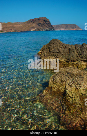 Playa de las Negras plage est célèbre pour ses pierres noires qui sont présentés ici dans l'eau méditerranéenne claire magnifiquement. L Banque D'Images