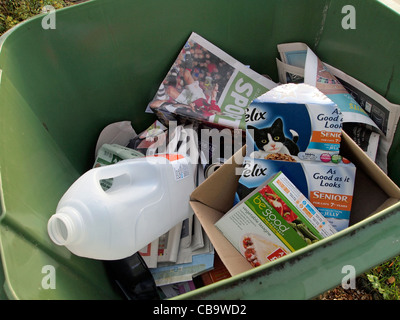 Mélangé à d'autre ou le recyclage dans un mélange sec représentant une poubelle verte telle qu'utilisée dans la région de Winchester City Council. Banque D'Images