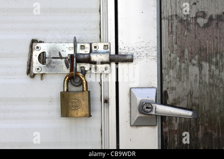 Cadenas et vis munie comme sécurité supplémentaire sur une vieille caravane dans le sud-ouest de l'Irlande Banque D'Images